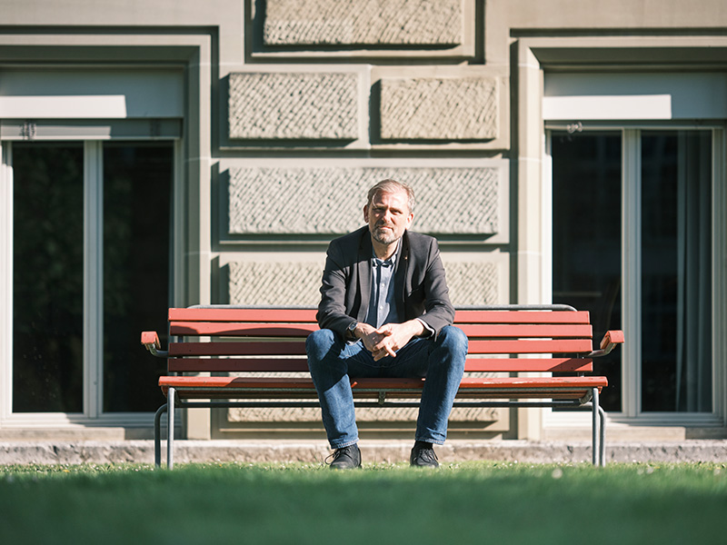 Fritz Sager, Vizerektor Lehre der UniBe, sitzt auf einer Bank